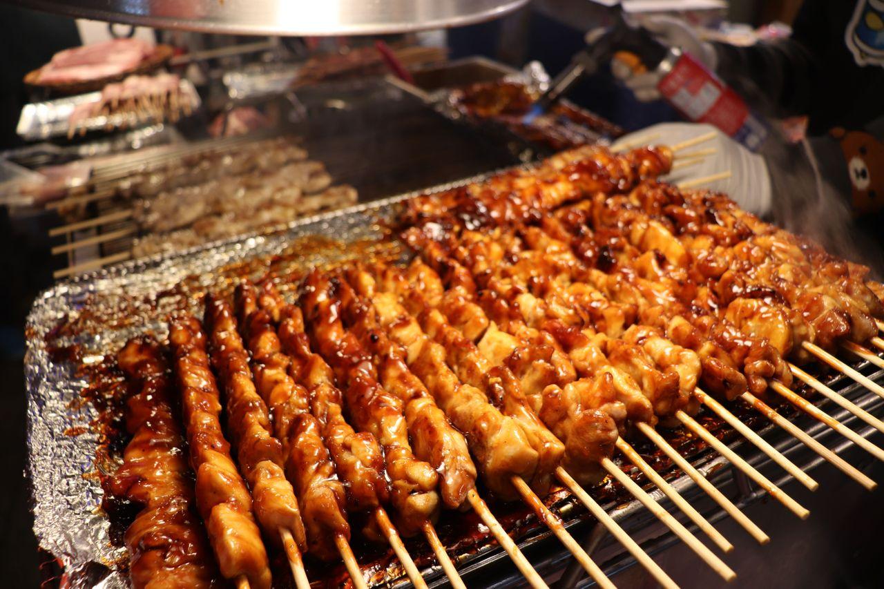 位於夜市的韓式小吃區域，店鋪設計色彩繽紛，讓人目不暇給